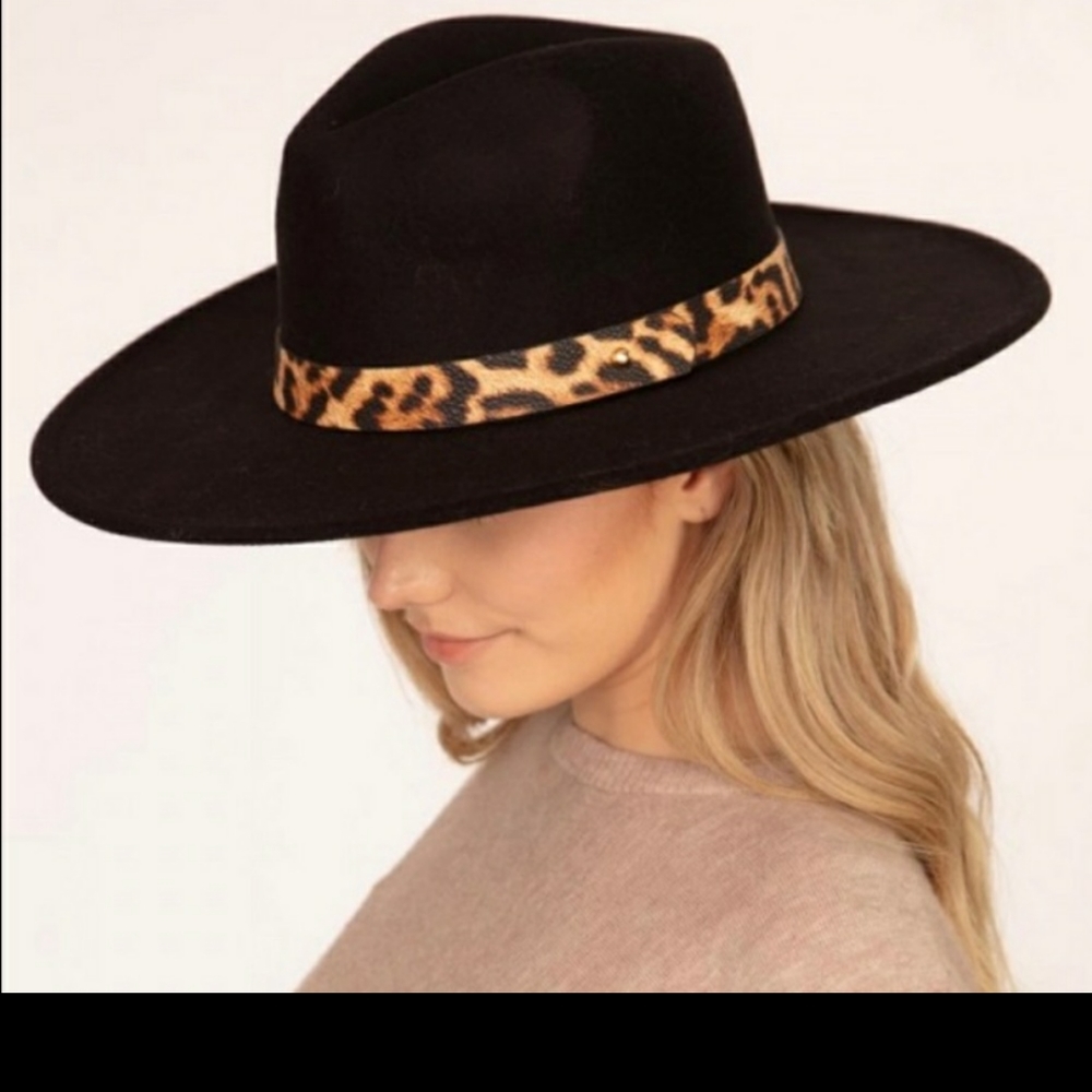 Wool felt Panama featuring faux animal print leather band